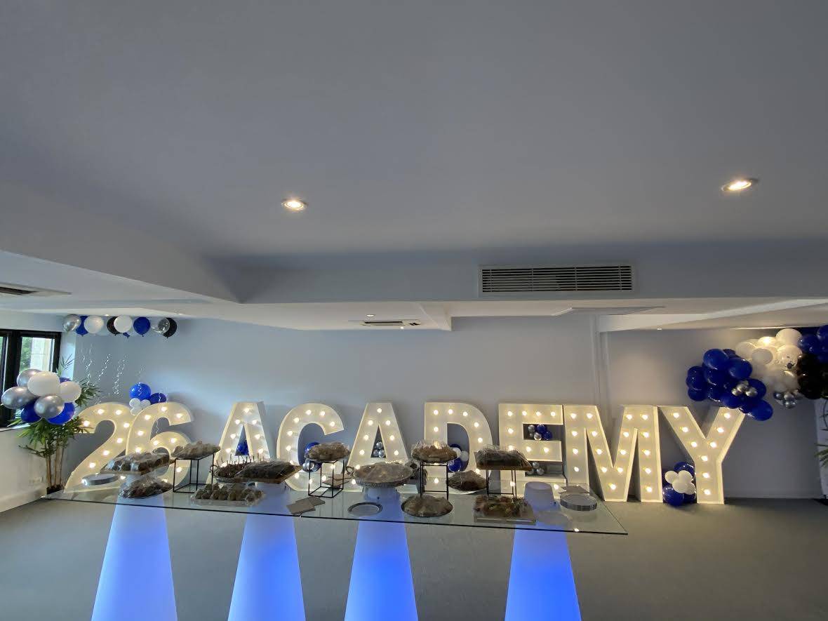 Photo de tables lumineuses Peak pour un buffet à Paris