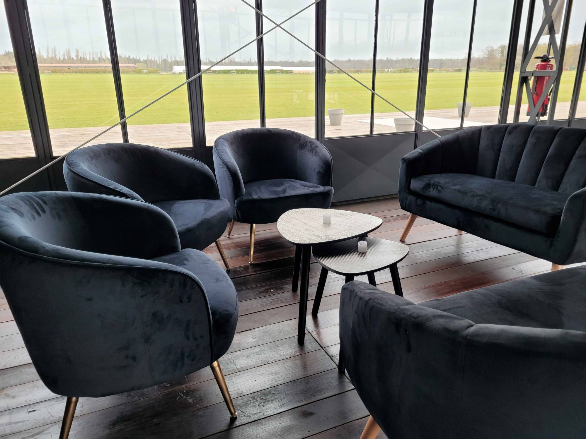 Louer à prix abordable un canapé en velours noir pour séminaire d'entreprise à Paris 75