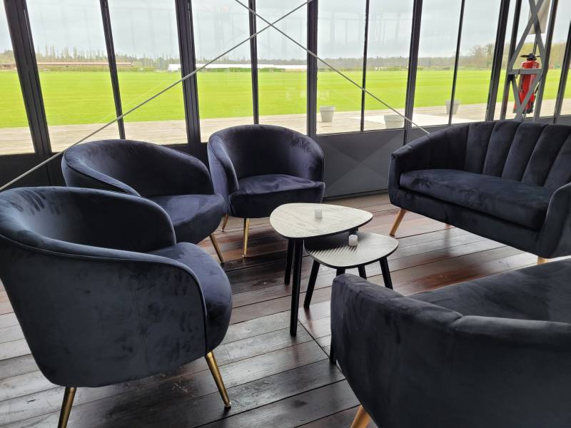 Location de Fauteuil Noir Emma en velours à Paris