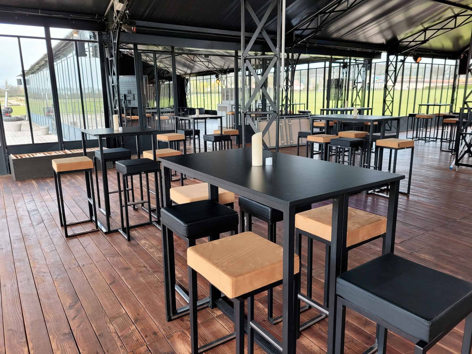 Louer des tables hautes Kubo noires pour manifestation d'entreprise à Paris 75