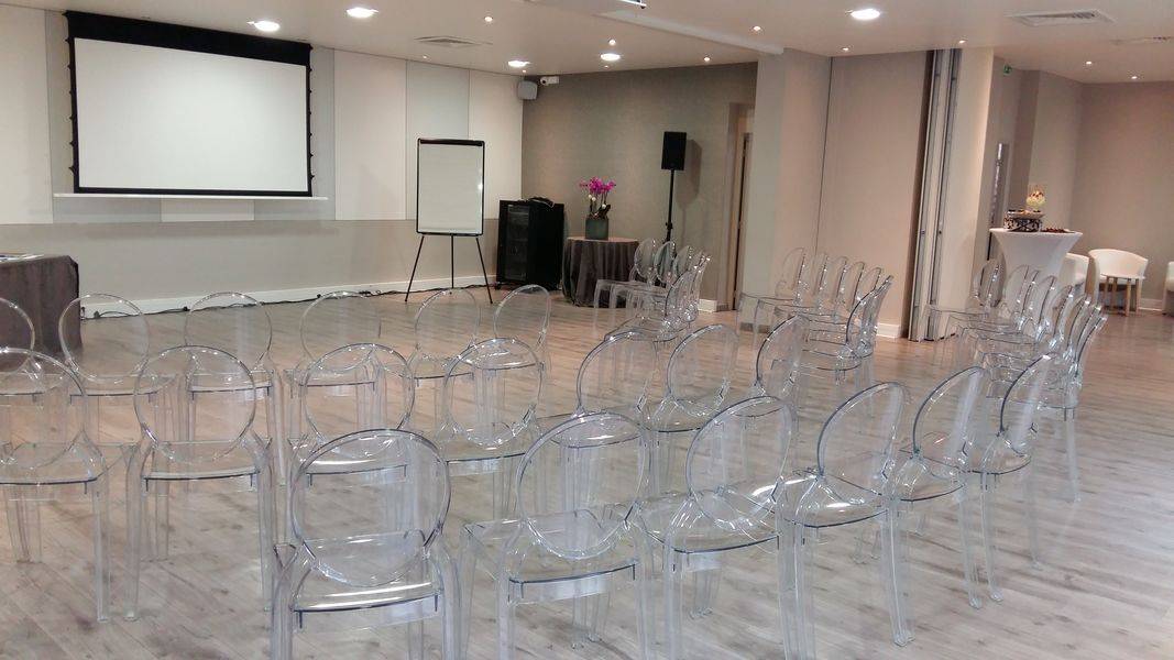 Chaise cristal à louer pour séminaire à Paris 75