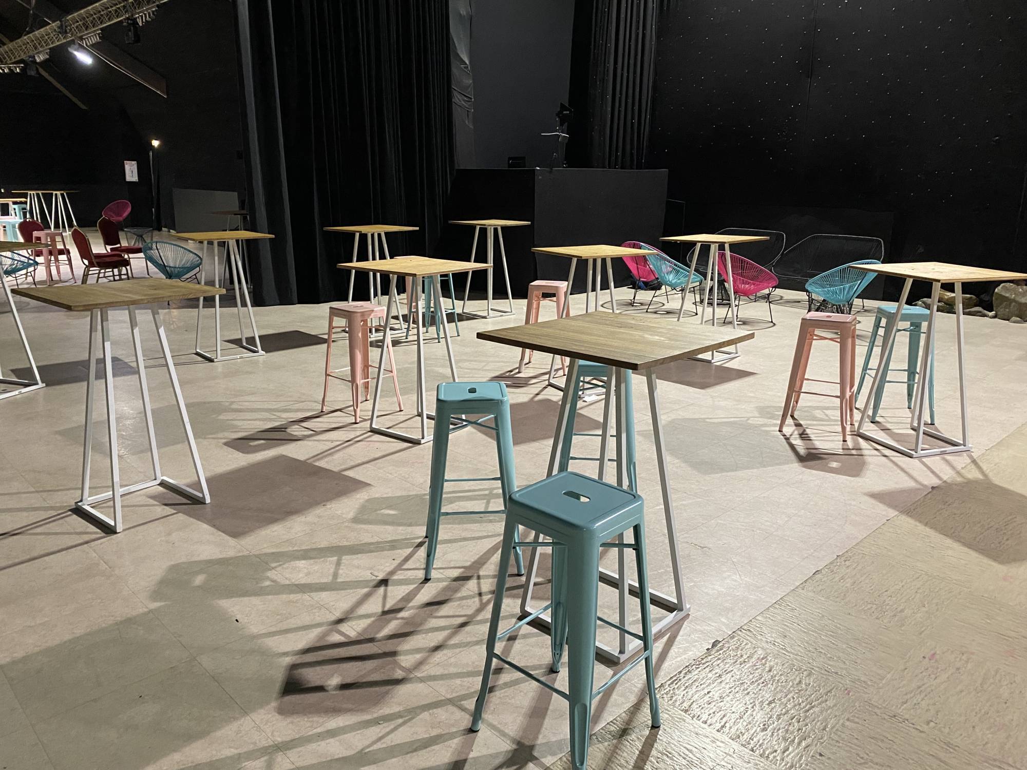 Chaise Haute Tolix Bleu ciel à louer pour soirée d'entreprise à Paris 75