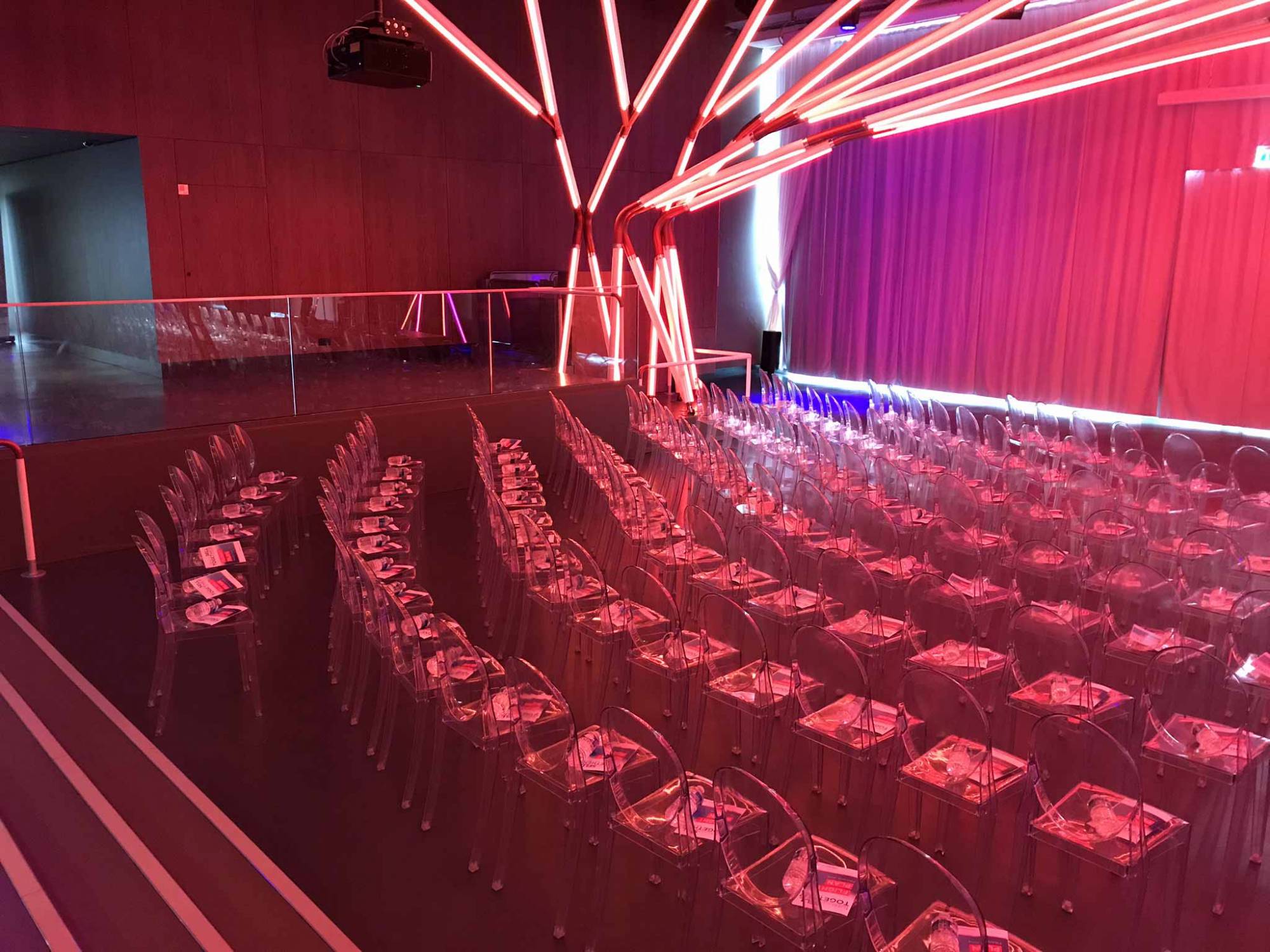Chaises Transparentes à louer à prix abordable pour salle de réception à Paris 75 lors de vos événements professionnels
