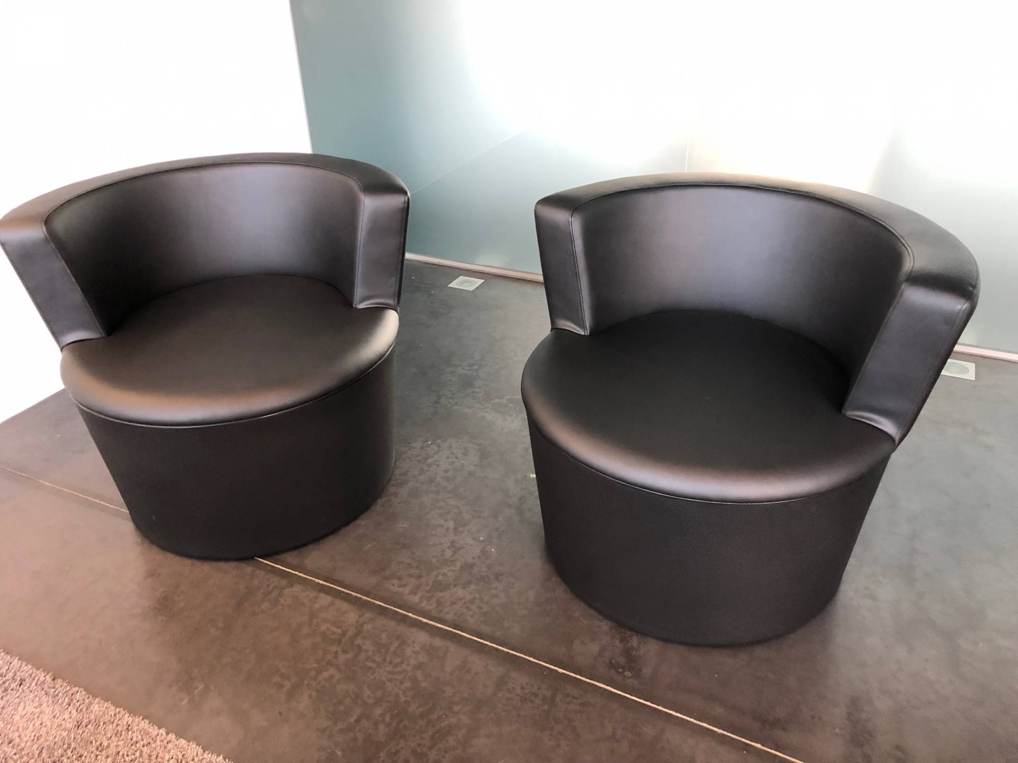 Louer des fauteuils en similicuir noir pour réception à Paris