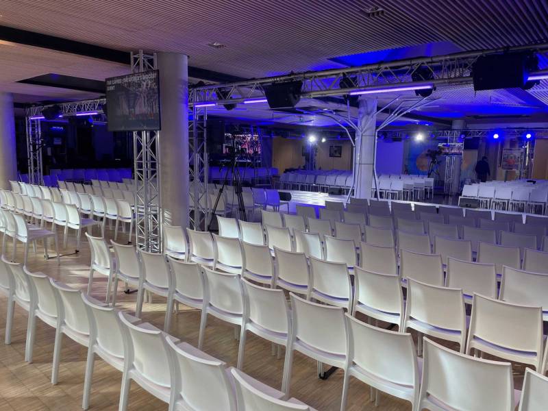Ou louer des chaises blanches pour séminaire d'entreprise à Paris?