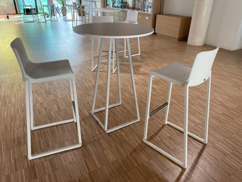 Assises hautes blanches en location dans le 75 pour évènement professionnel