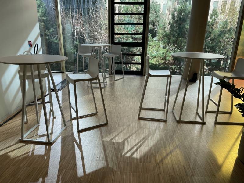 Location de Mange debout Rond LINEA Blanc pour colloque d'entreprise dans le 92