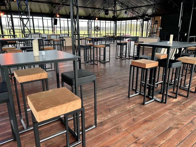 Louer des tables mange-debout assises élégantes et confortables à Paris