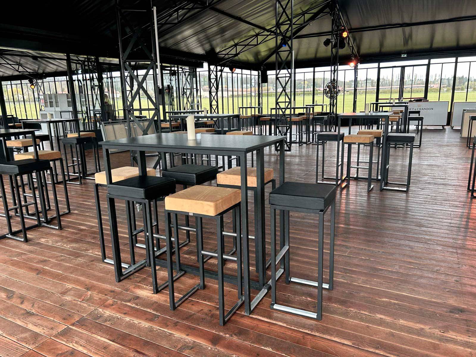 Location de tabouret Kubo Noir - Assise Noire pour repas d'affaires à Paris 75
