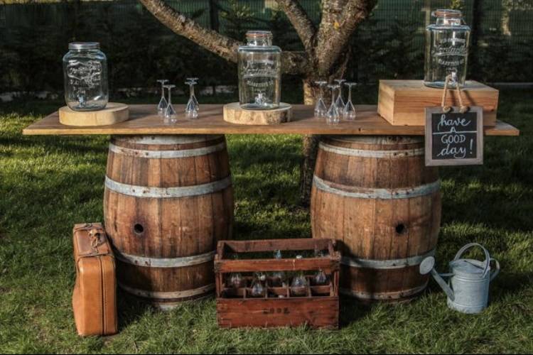 Location de Table Haute Tonneaux de Vin pour un évènement champêtre en région parisienne