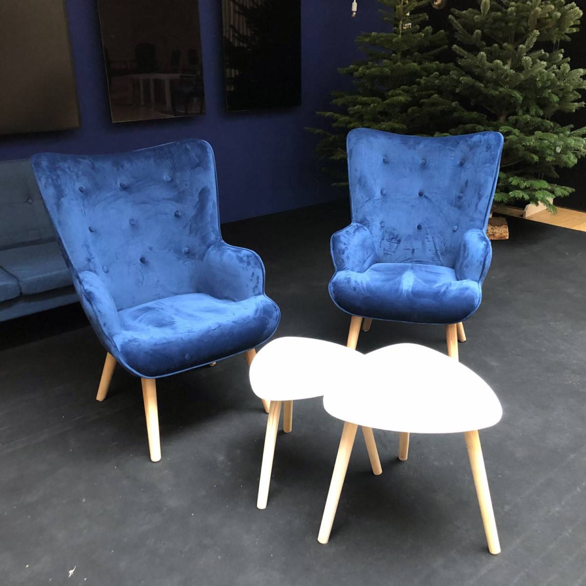 Location de fauteuils en velours et tables gigognes pour réception en Ile de France