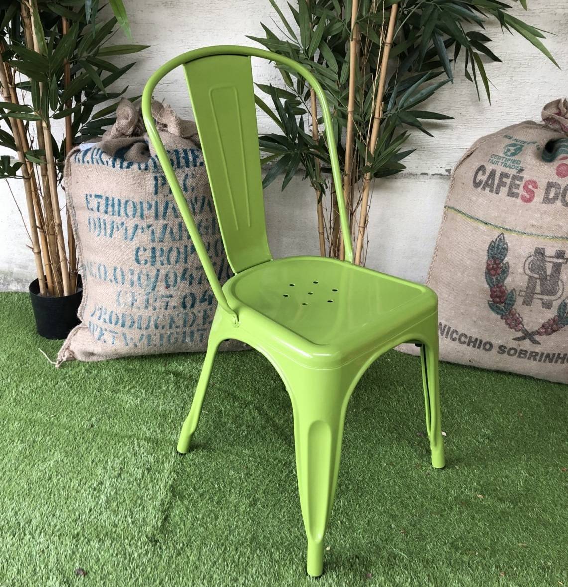 Location de chaises vertes pour une réception en Île-de-France