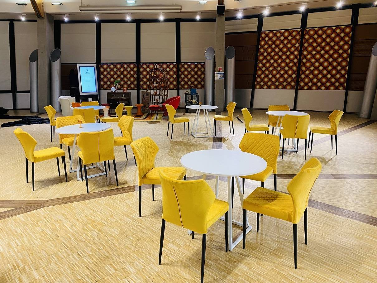 ou louer des chaises de couleurs en velours pour soirée d'entreprise autour de Paris 75 ?