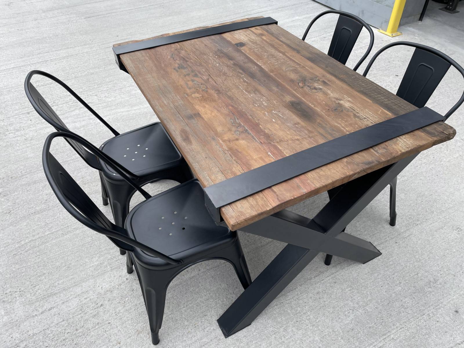 Louer des tables Viking en bois massif pour un évènement professionnel en région parisienne