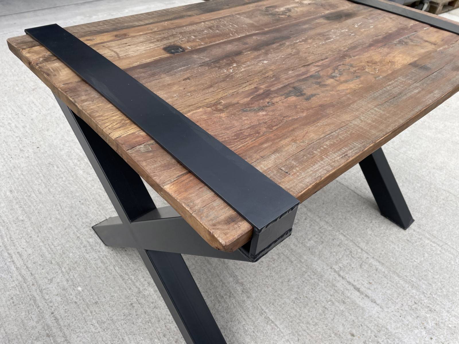 Louer des tables 4 personnes pour évènement industriel à Paris