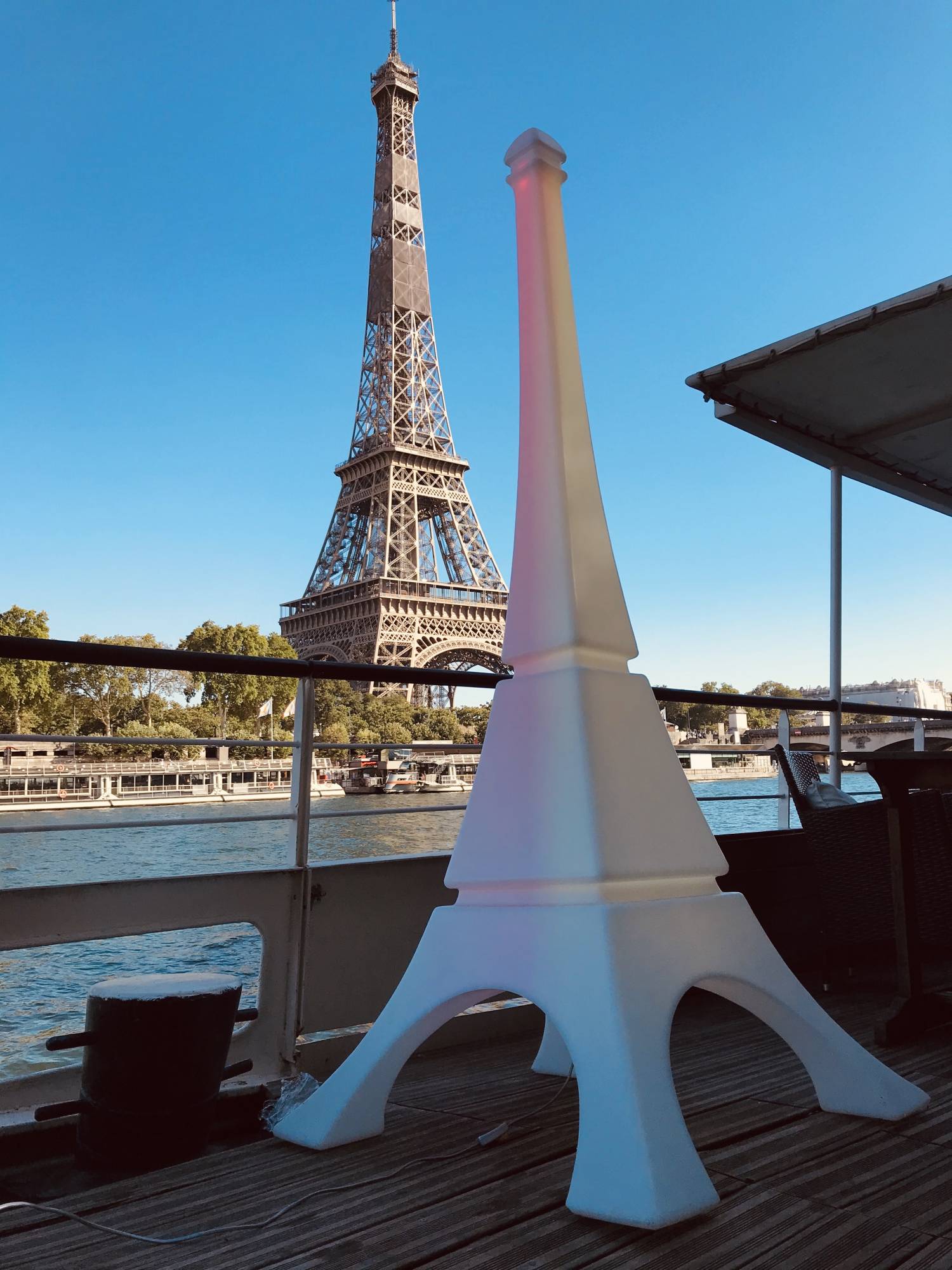 Ou louer une tour Eiffel lumineuse pour soirée à Paris 75 ?