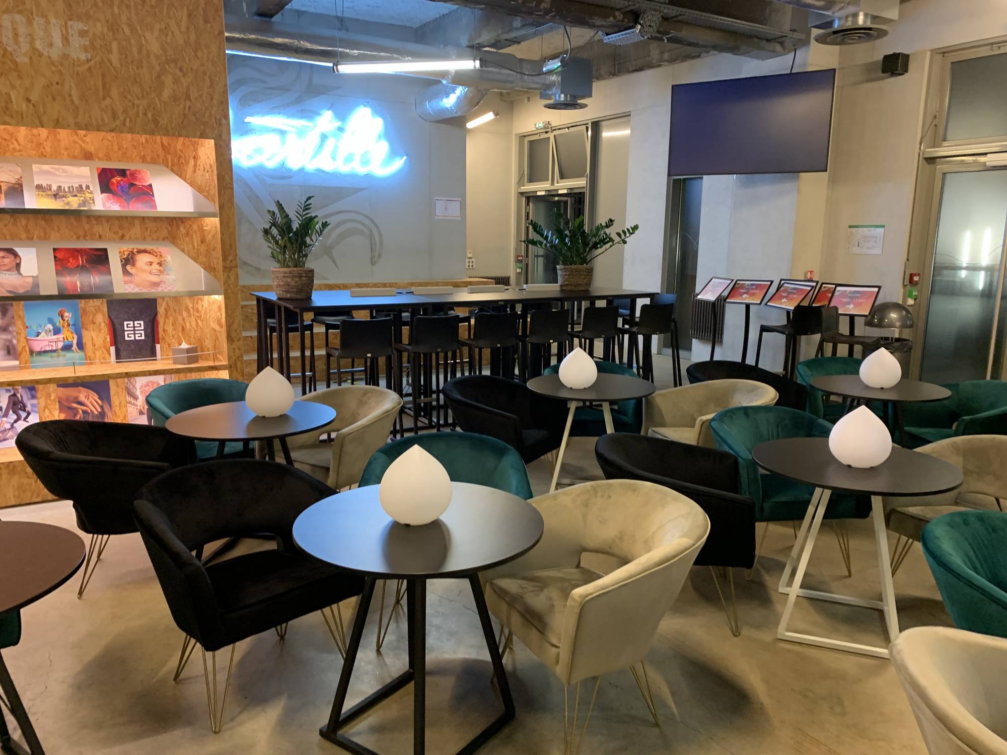 Fauteuil en velours gris à louer pour réception  en région parisienne