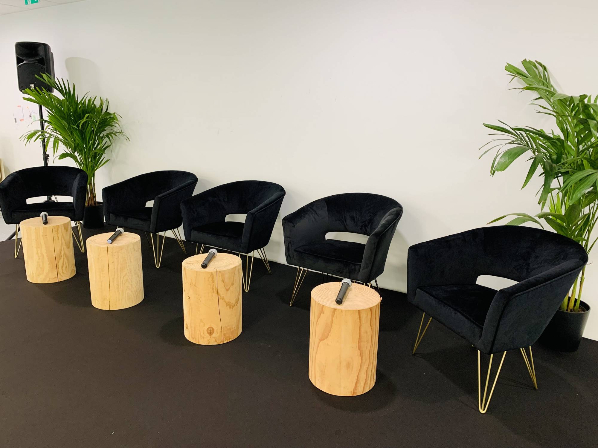 Fauteuil  confortable noir à la location pour séminaire à Paris 75