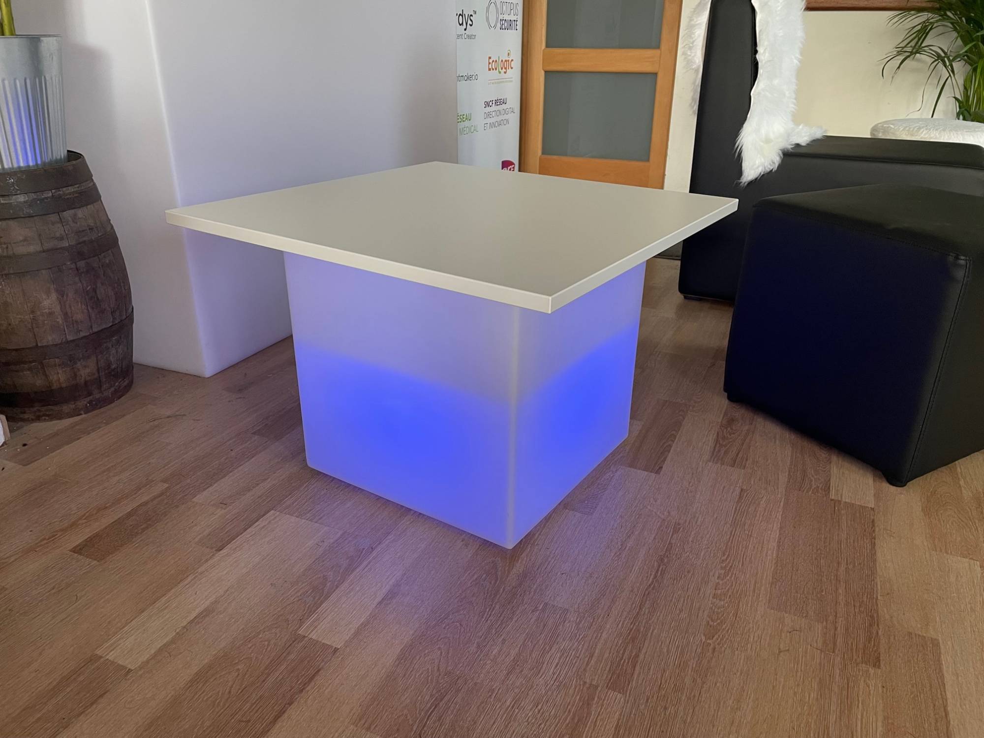 Location de table basse KUBE lumineuse - Plateau Blanc en Ile de France