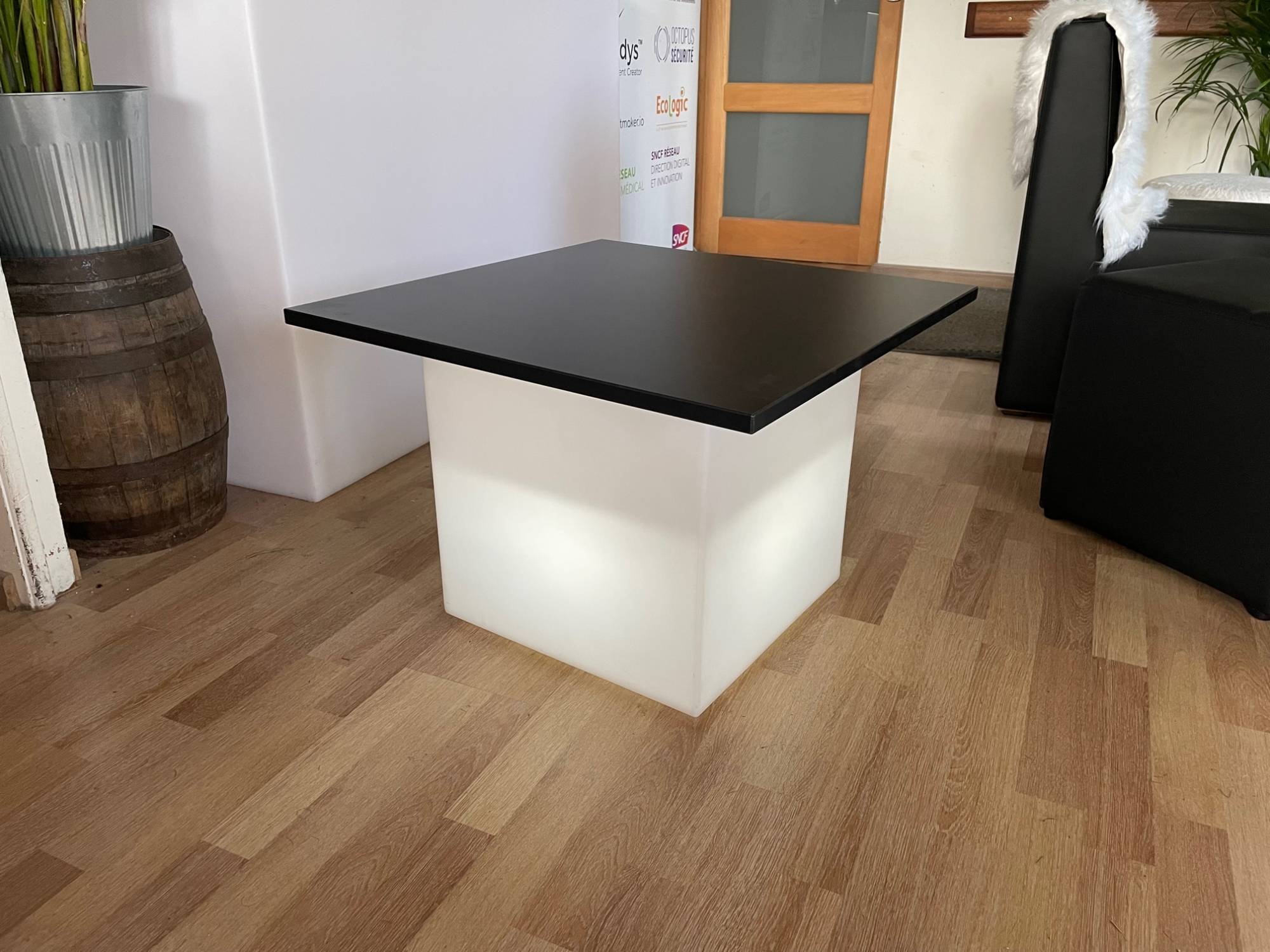Location de table basse KUBE lumineuse - Plateau Noir à Paris