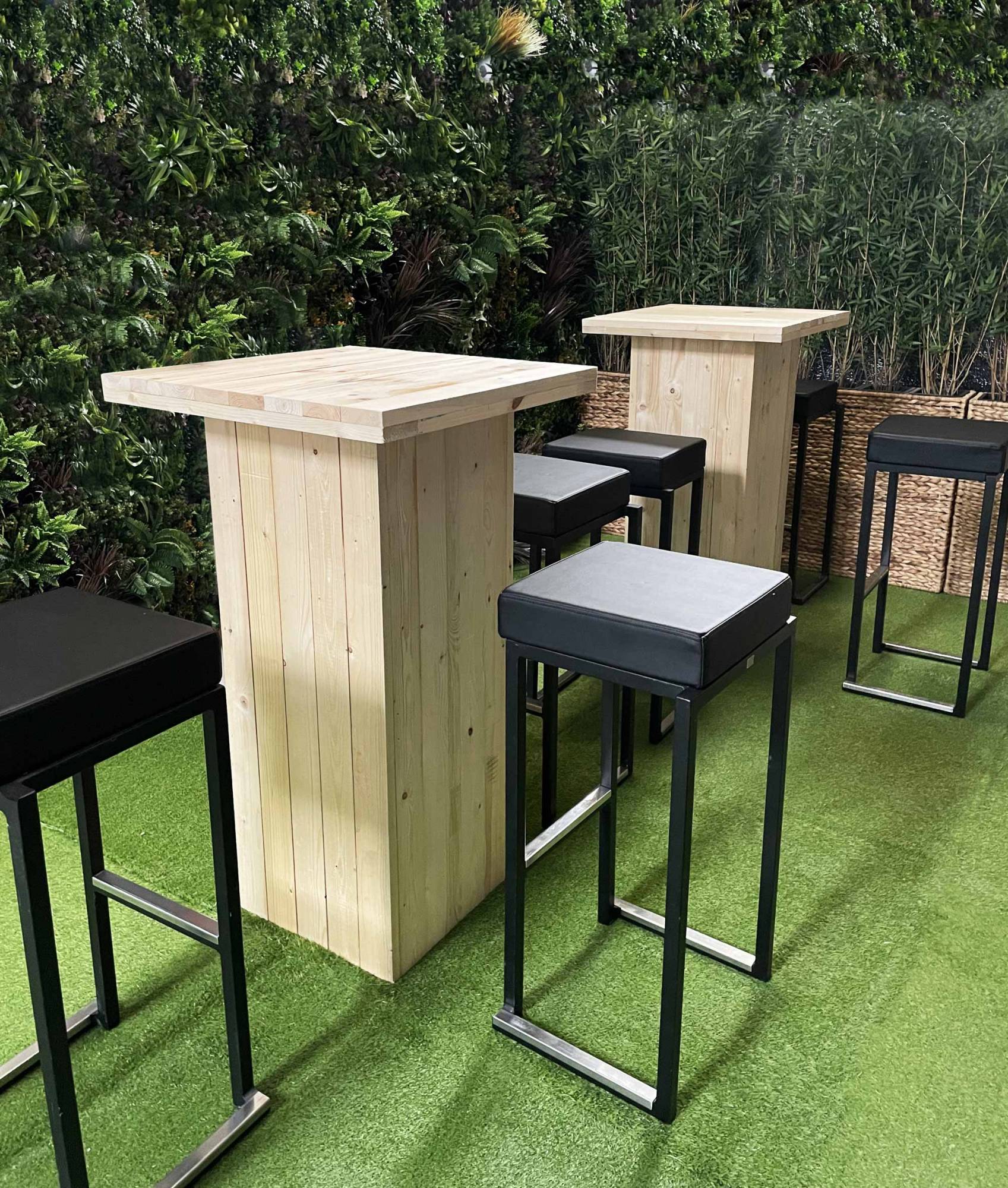 Table Haute en bois à louer pour événement à Paris 75