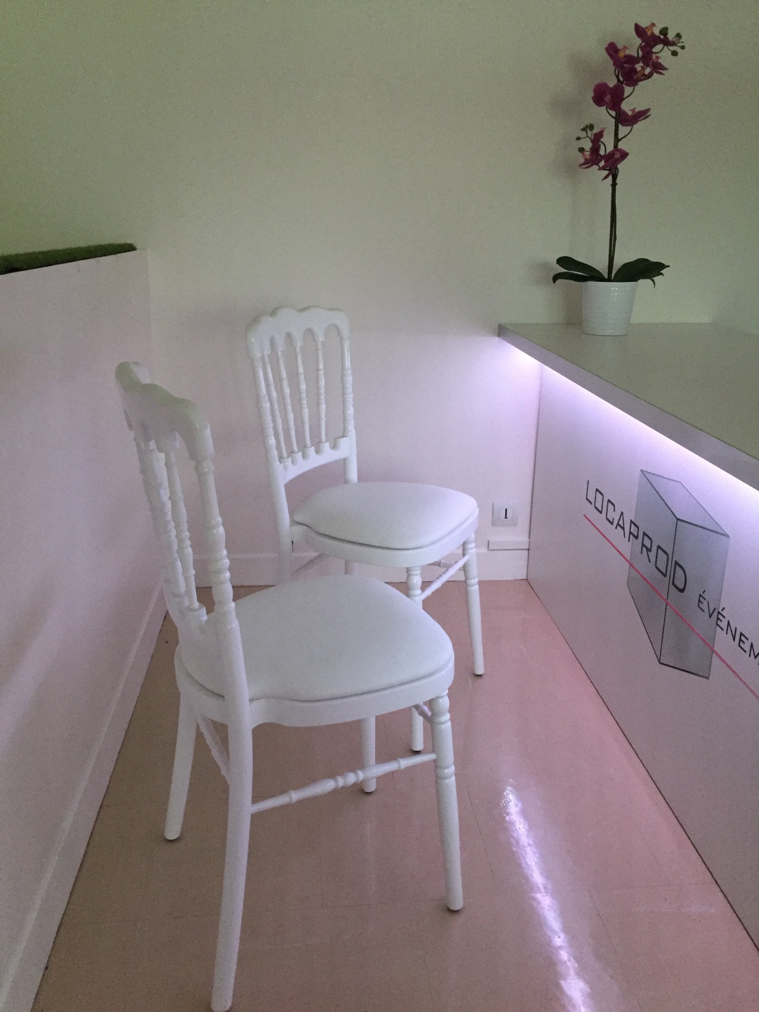 Location de chaise napoléon blanche à Paris