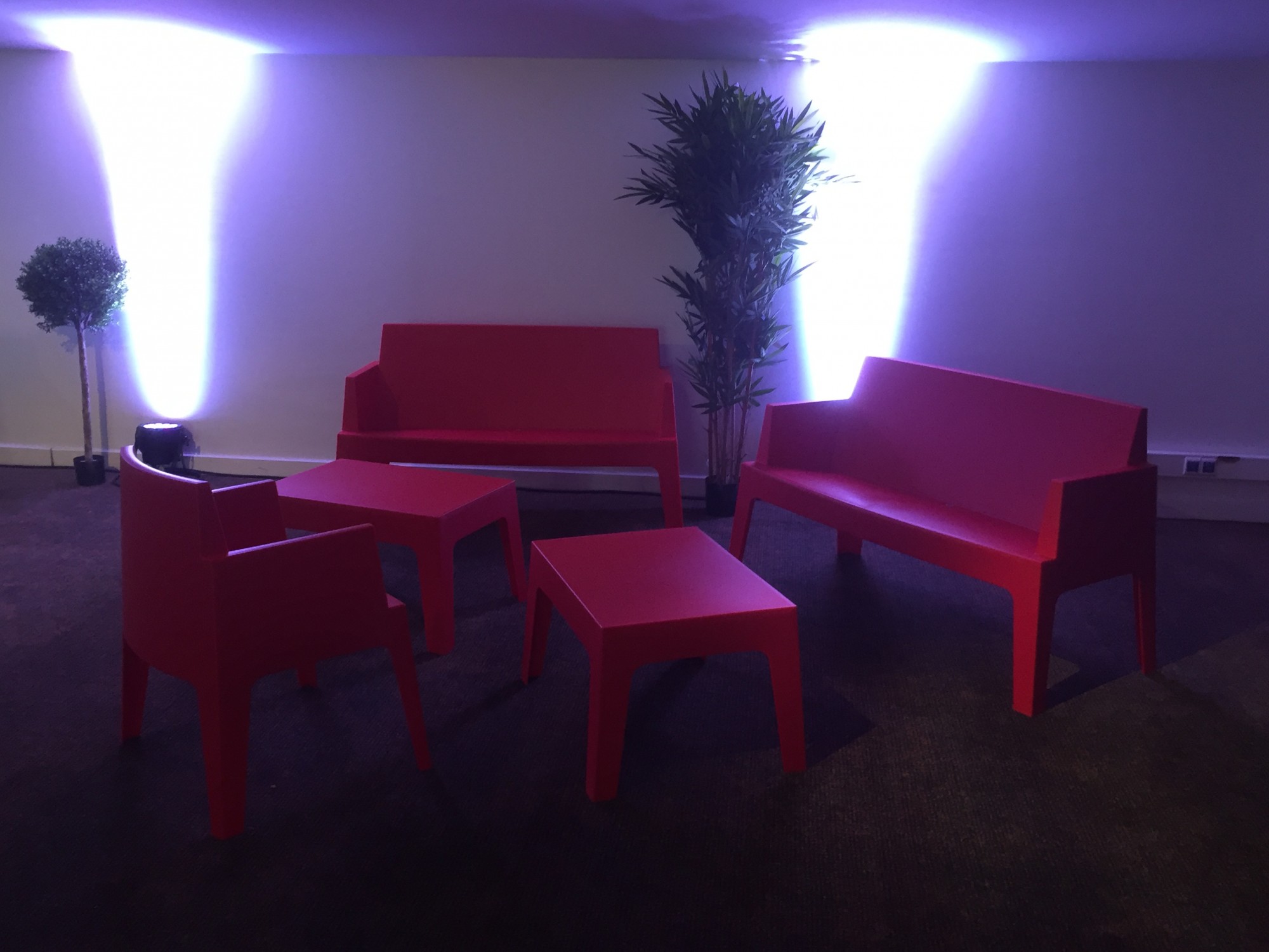 Location de canapé et fauteuil rouge en Ile de France