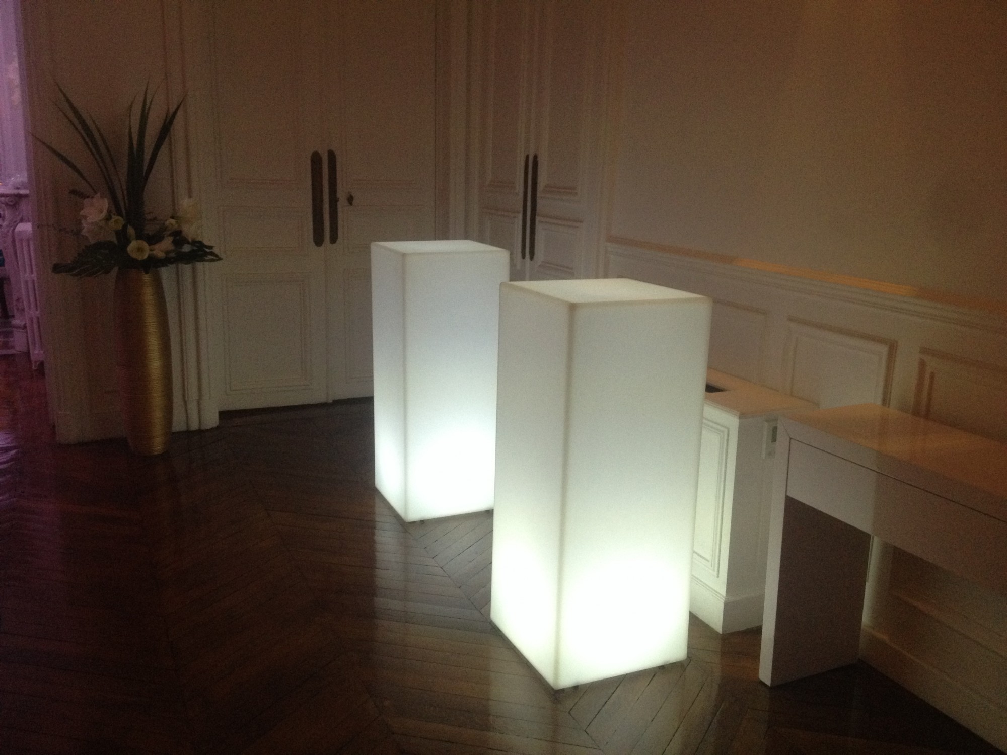 Louer des stèles lumineuses en région parisienne