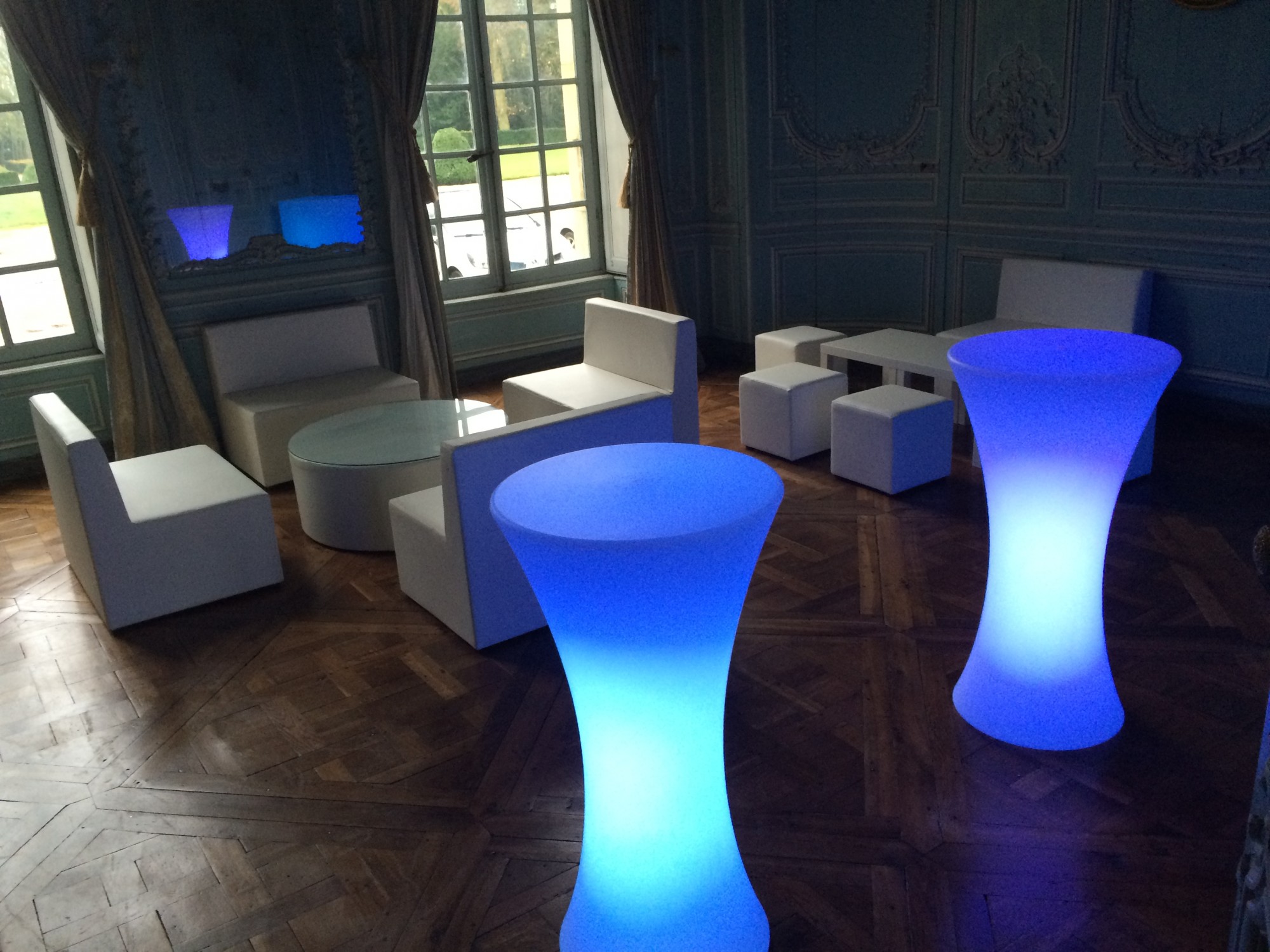 Louer des manges-debout lumineux design en Ile de france