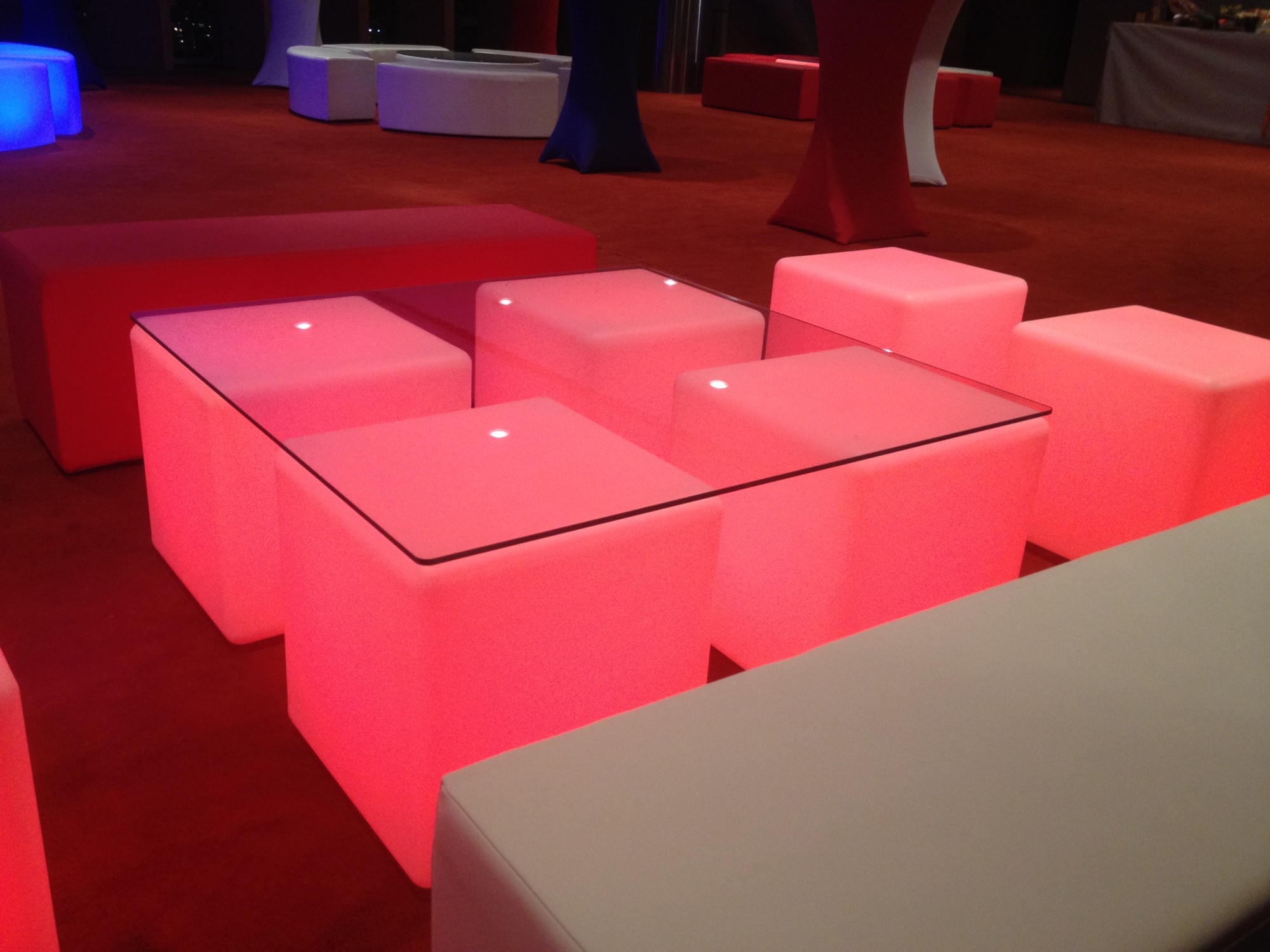 Location de table lumineuse pour espace lounge en Ile de France