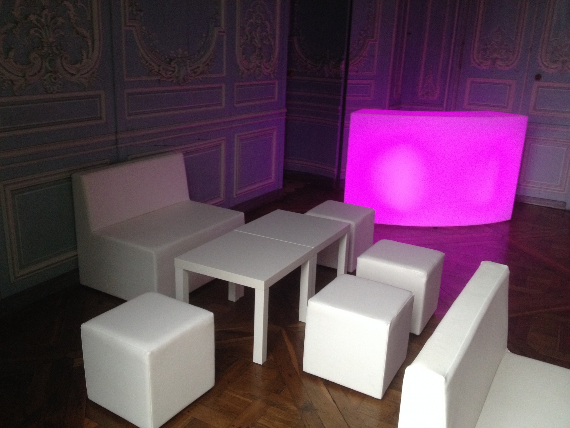 Location de table basse blanche en Ile de frnace