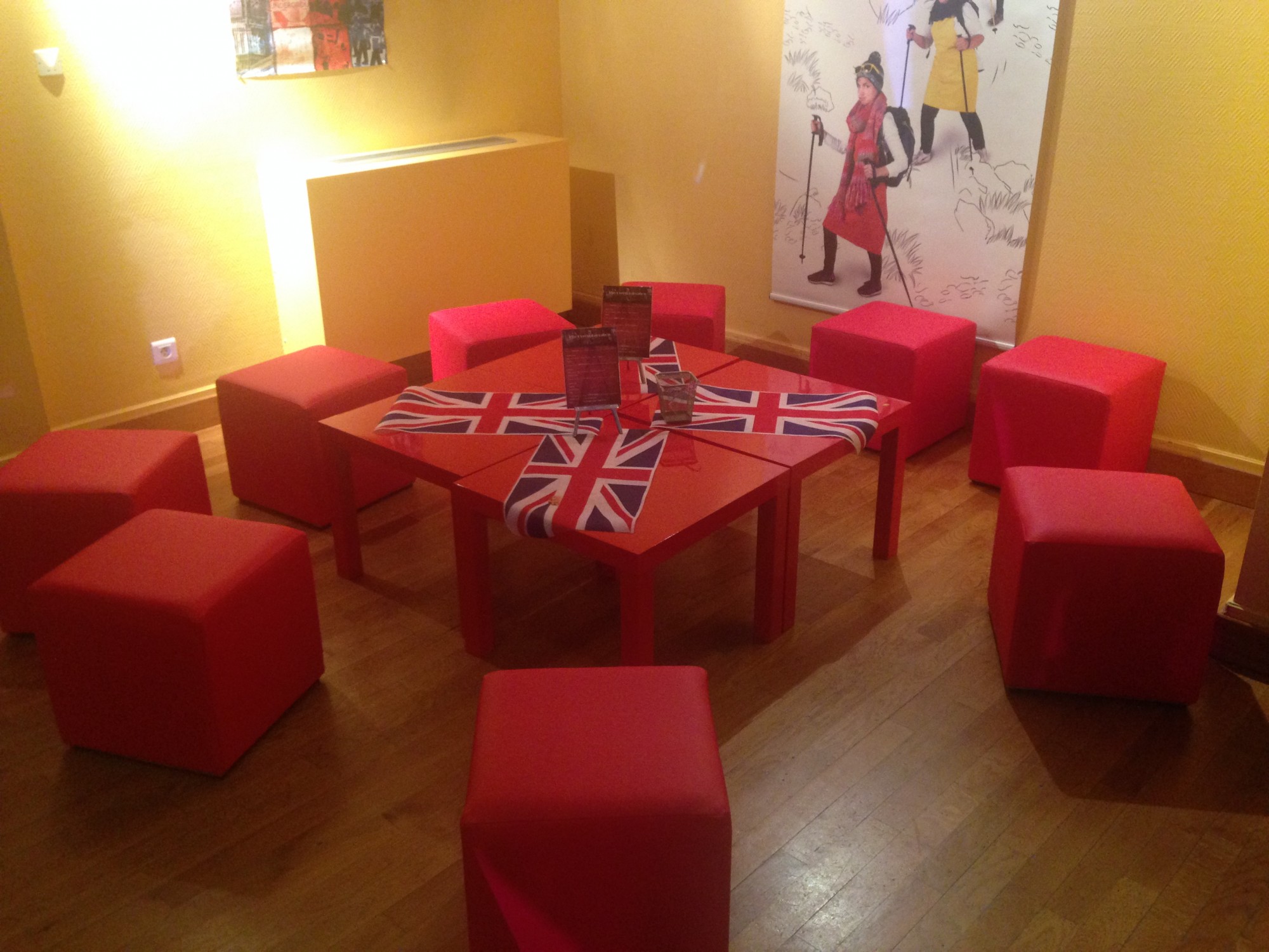 Location de table basse rouge en Ile de France