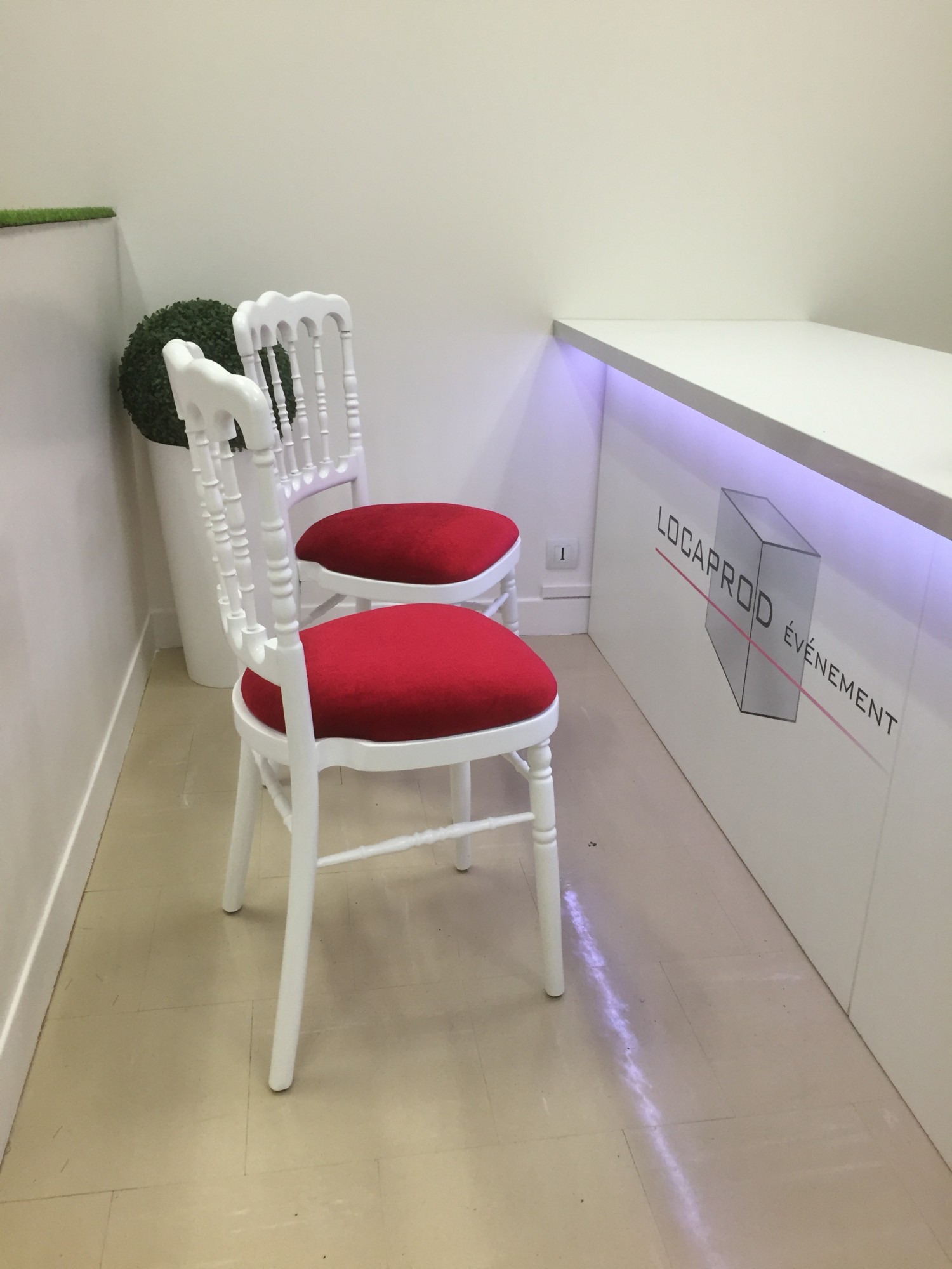 Location de chaise napoléon blanche et rouge en Ile de france
