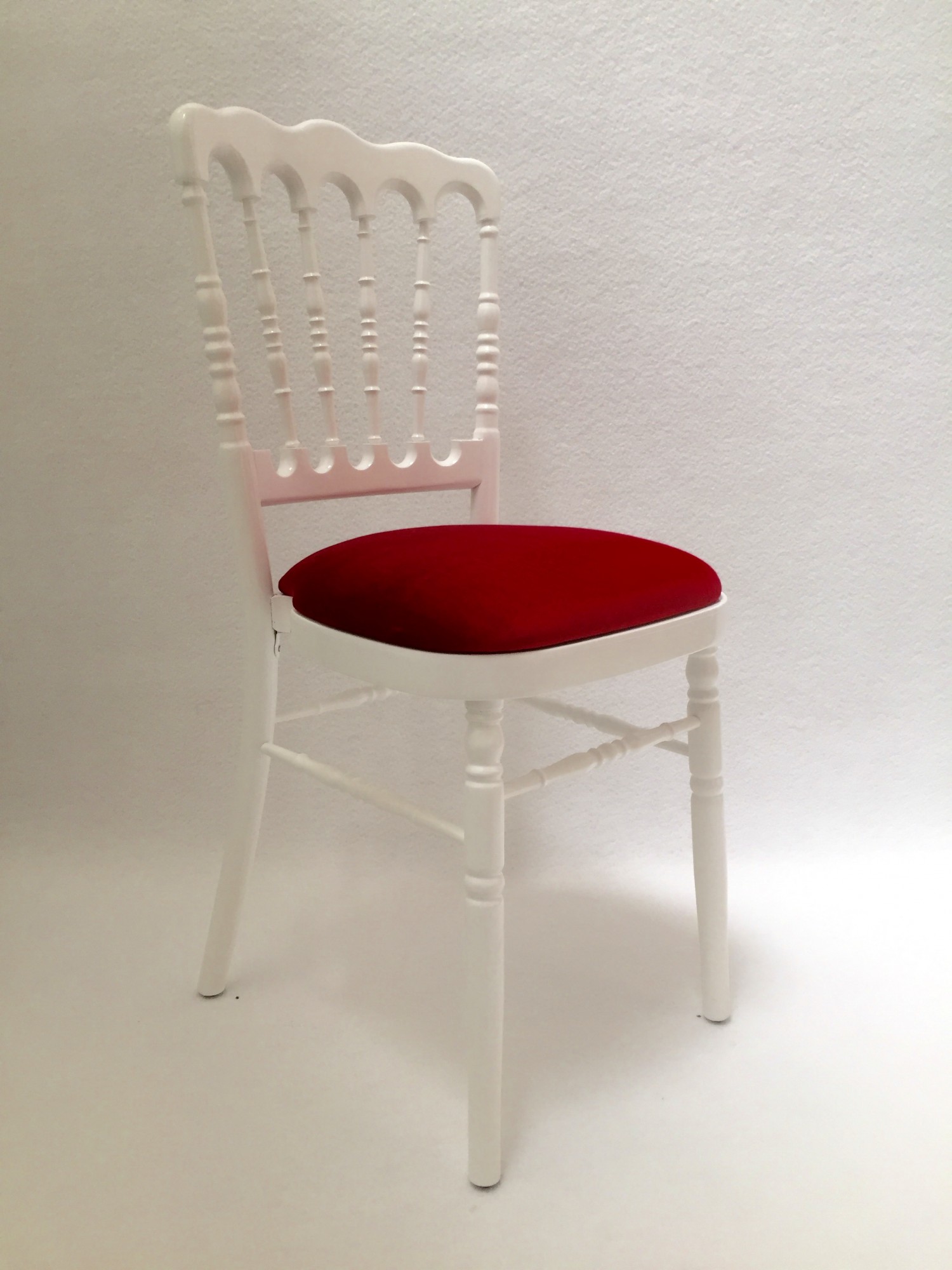 Location de chaise napoléon blanche avec assise bordeaux à Paris