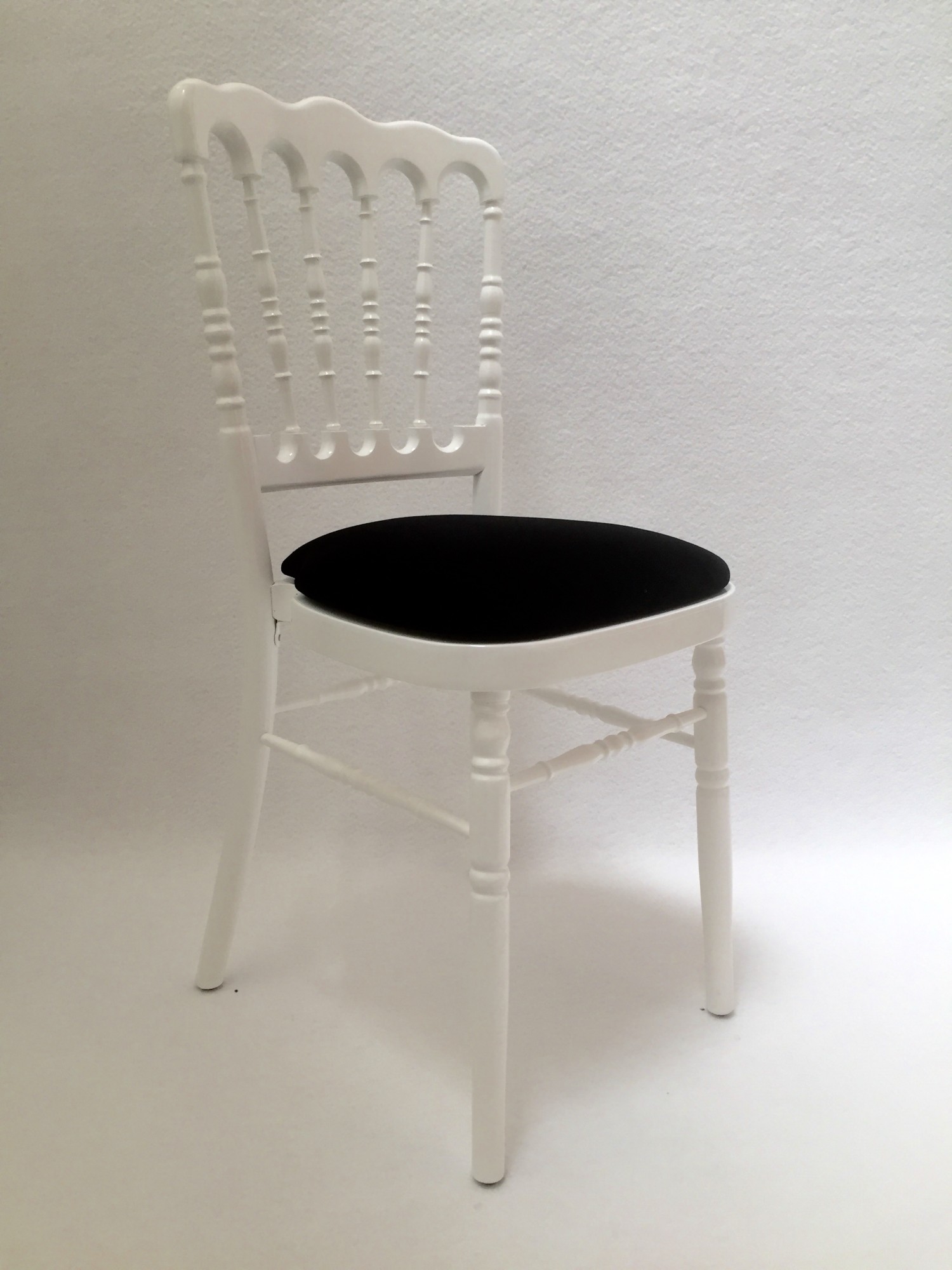 Louer des chaises napoléon blanche avec galette noire à Paris
