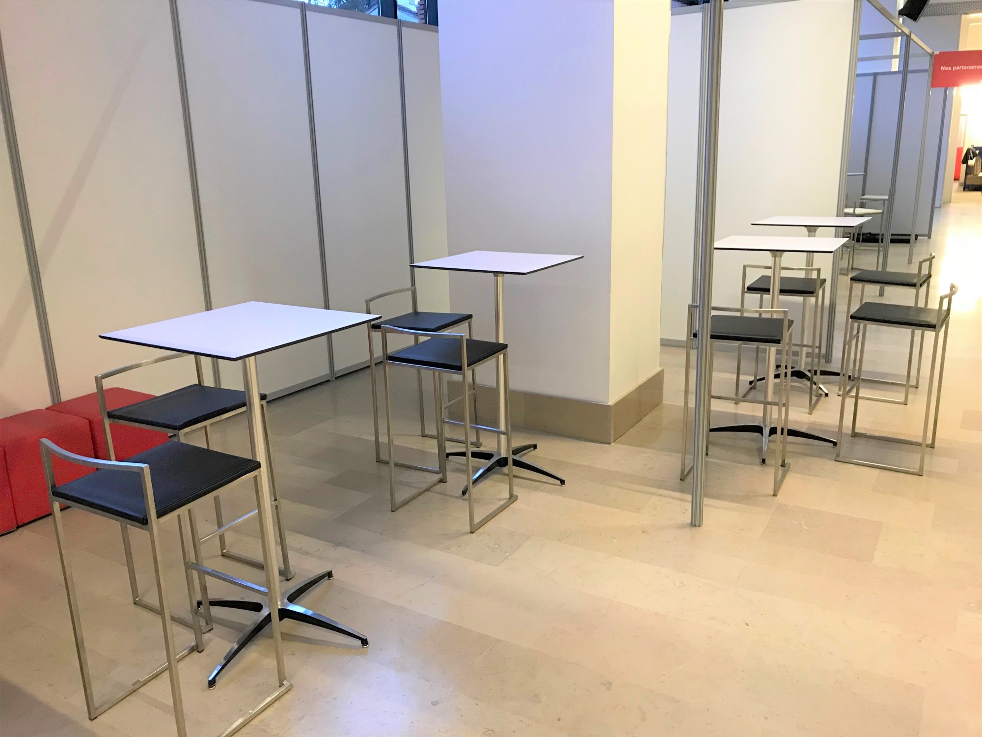 Location de chaise haute et de table haute pour événement en IDF