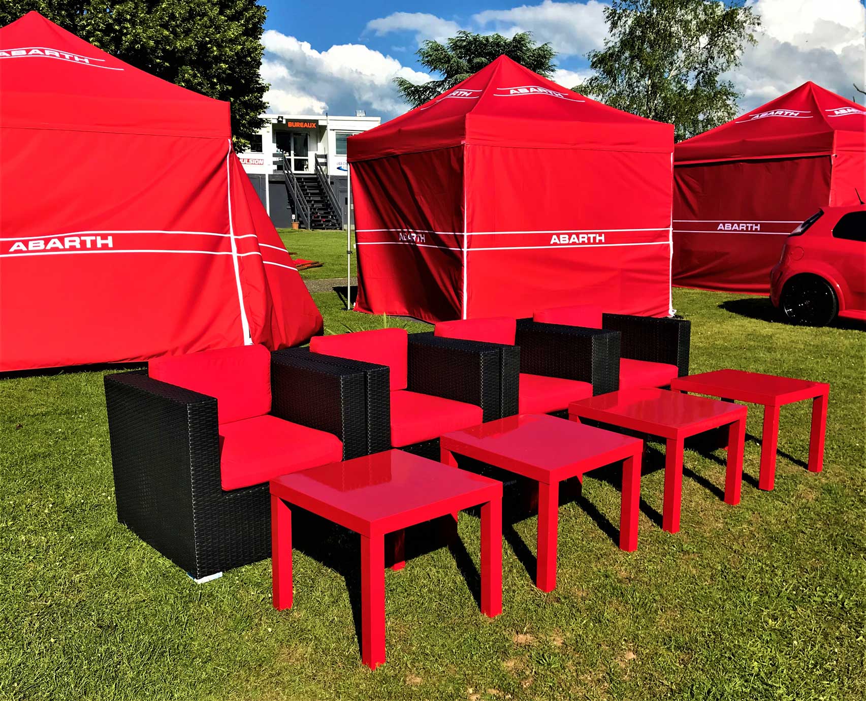 Location de table basse et fauteuil rouge pour soirée en île de France
