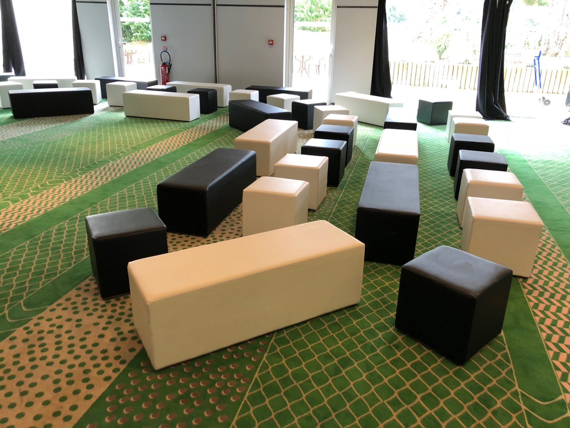Location de pouf et banquette noire en Ile de France
