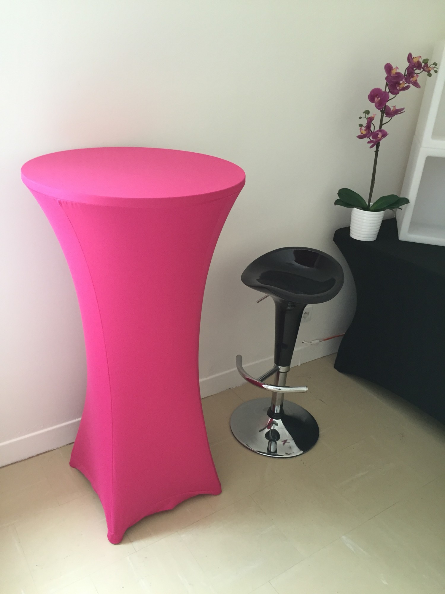 Location de table haute fushia dans l'Oise