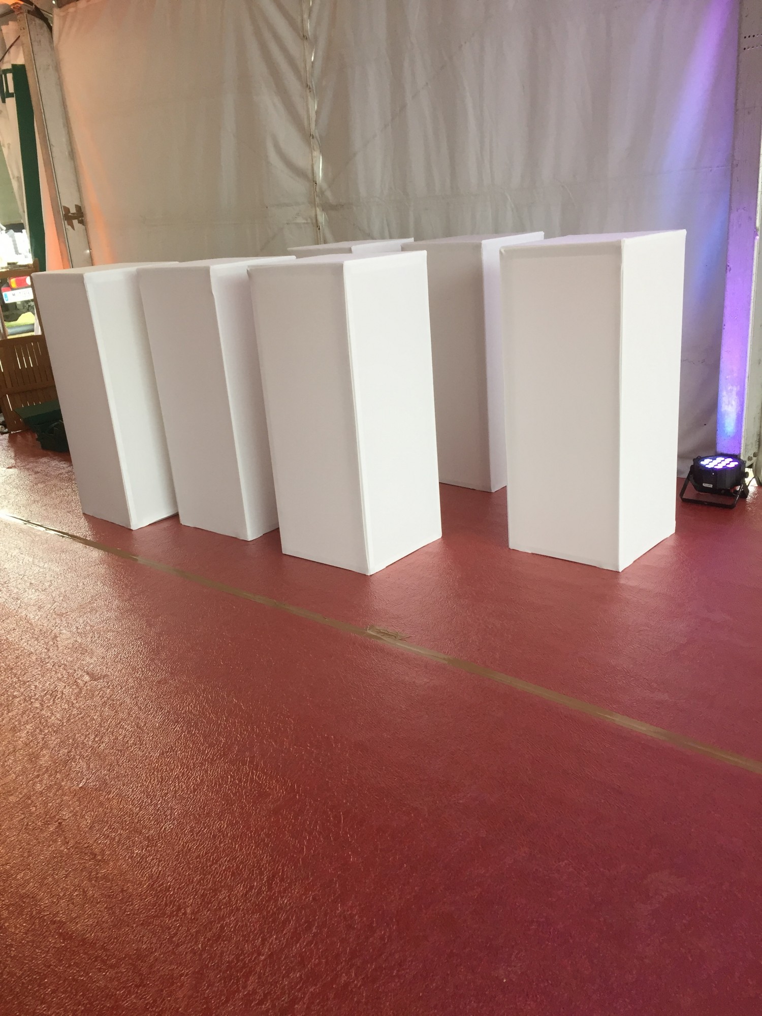 Location de stèle houssée blanche en Ile de France