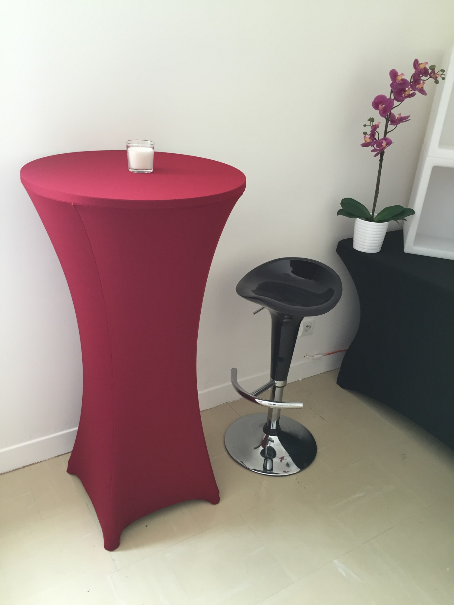 Location de table haute houssée bordeaux à Paris