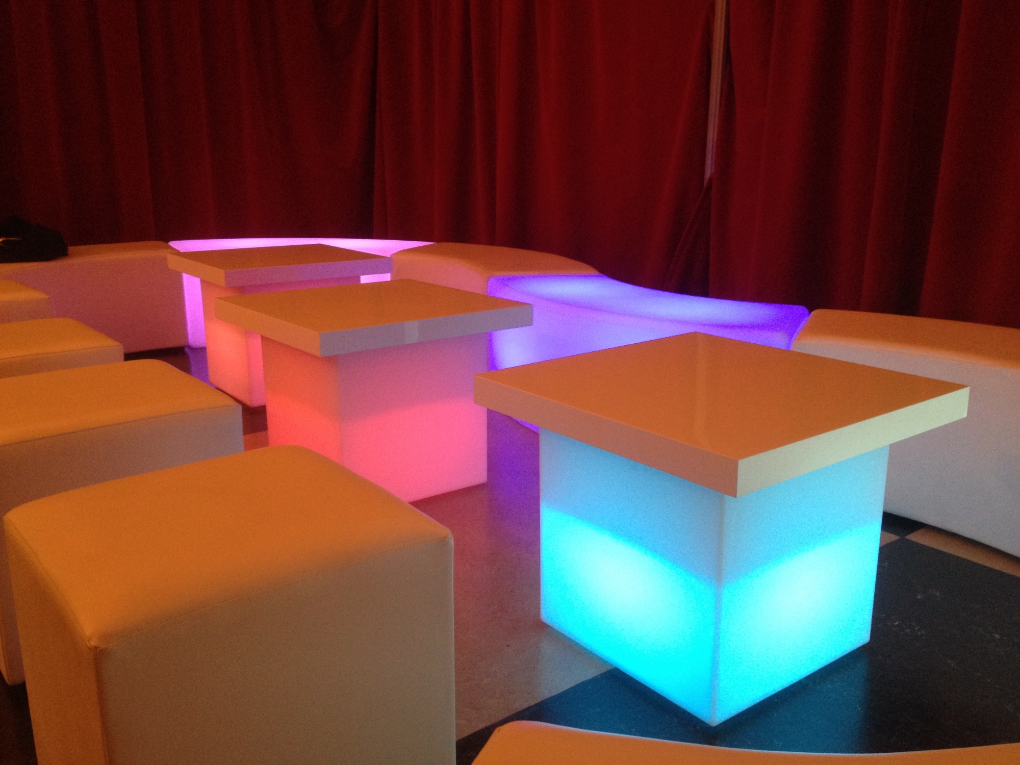 Table lunineuse cube design en location sur la région parisienne