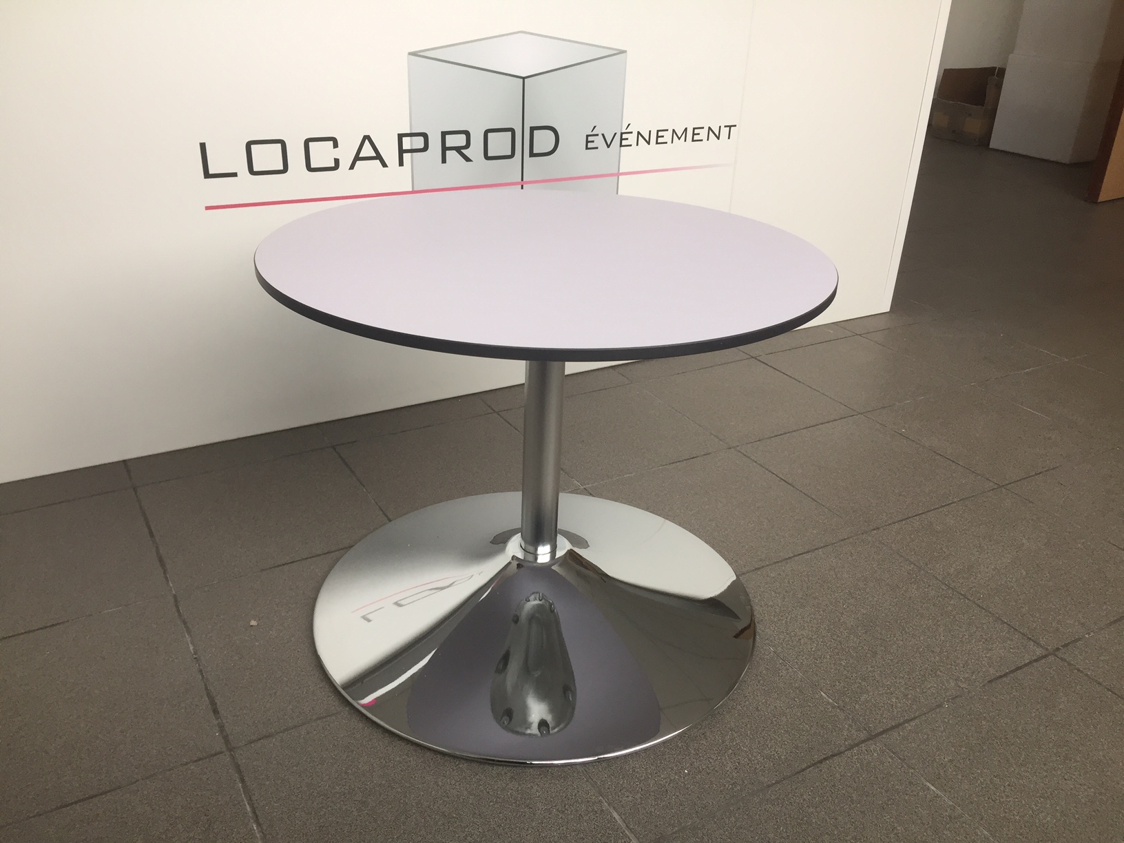 Location de table basse ronde design pour salon d'exposition porte de Versailles