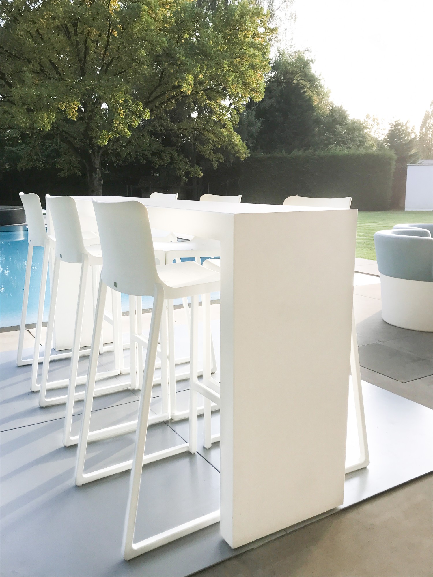 Location de chaise haute et tabouret Kasar blanc en Ile de France