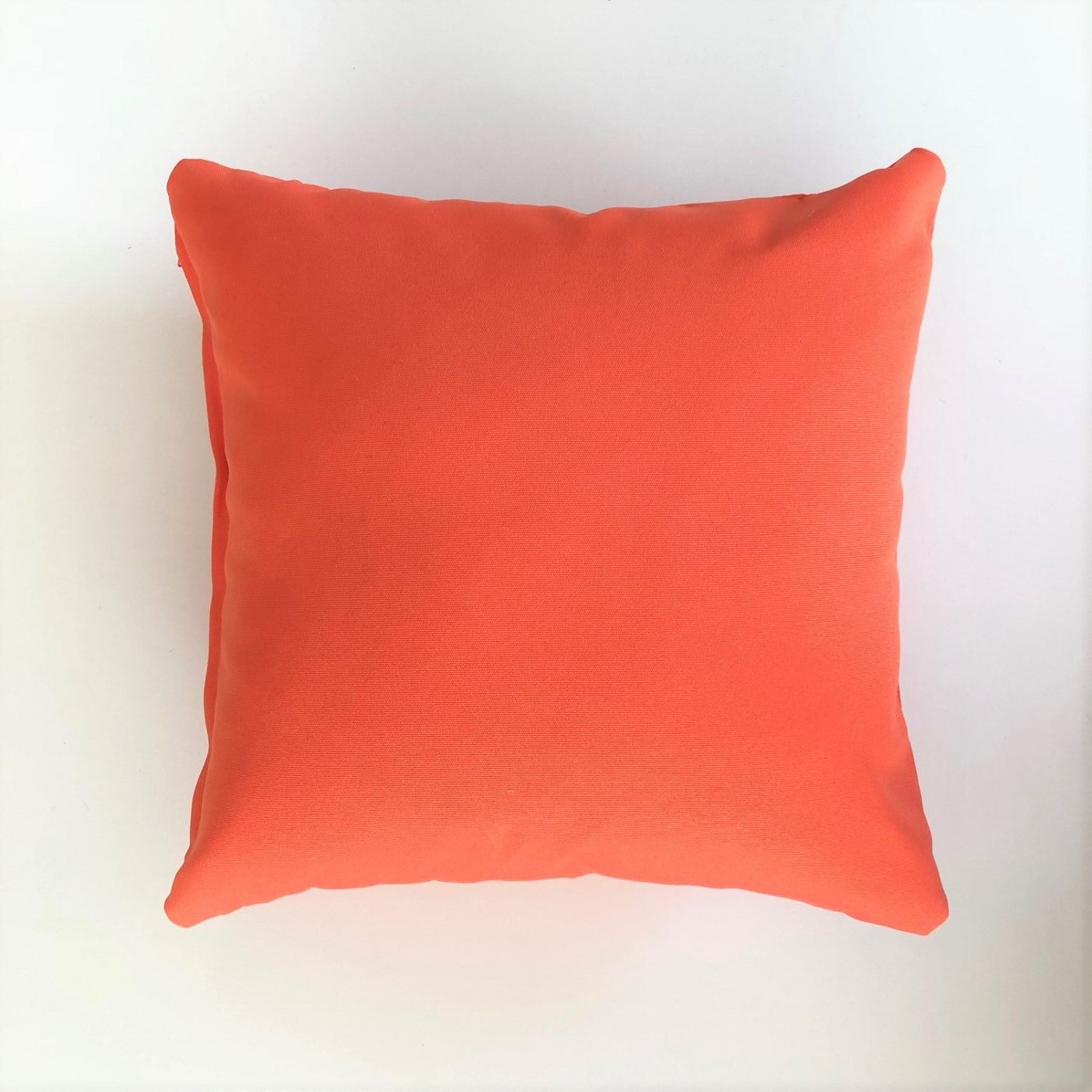Location de coussin orange à Paris