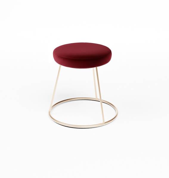 Location de tabouret bas Ruby velours bordeaux et pied doré à Paris