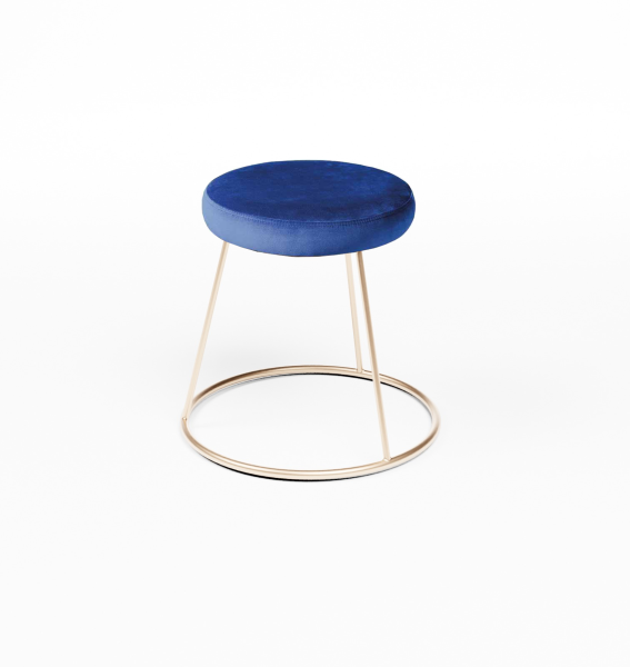 Poufs Ruby en velours bleu et piètement doré à louer pour réception parisienne