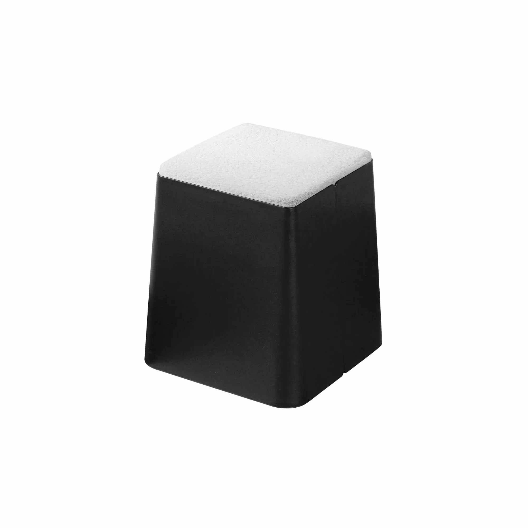 Louer des poufs Conic noirs avec assise blanche pour un évènement professionnel en Ile de France