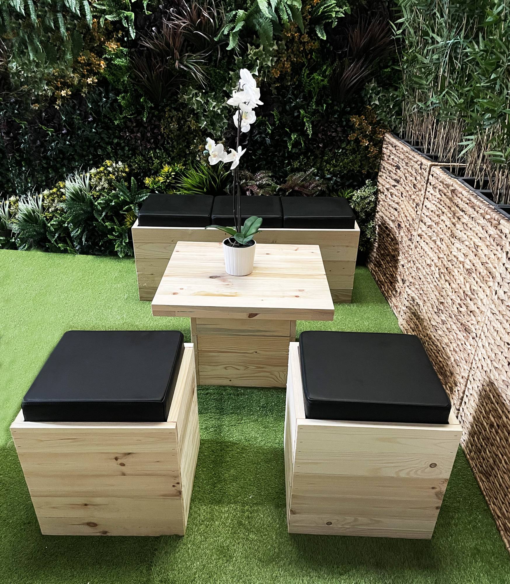 Pouf en bois avec assise noire