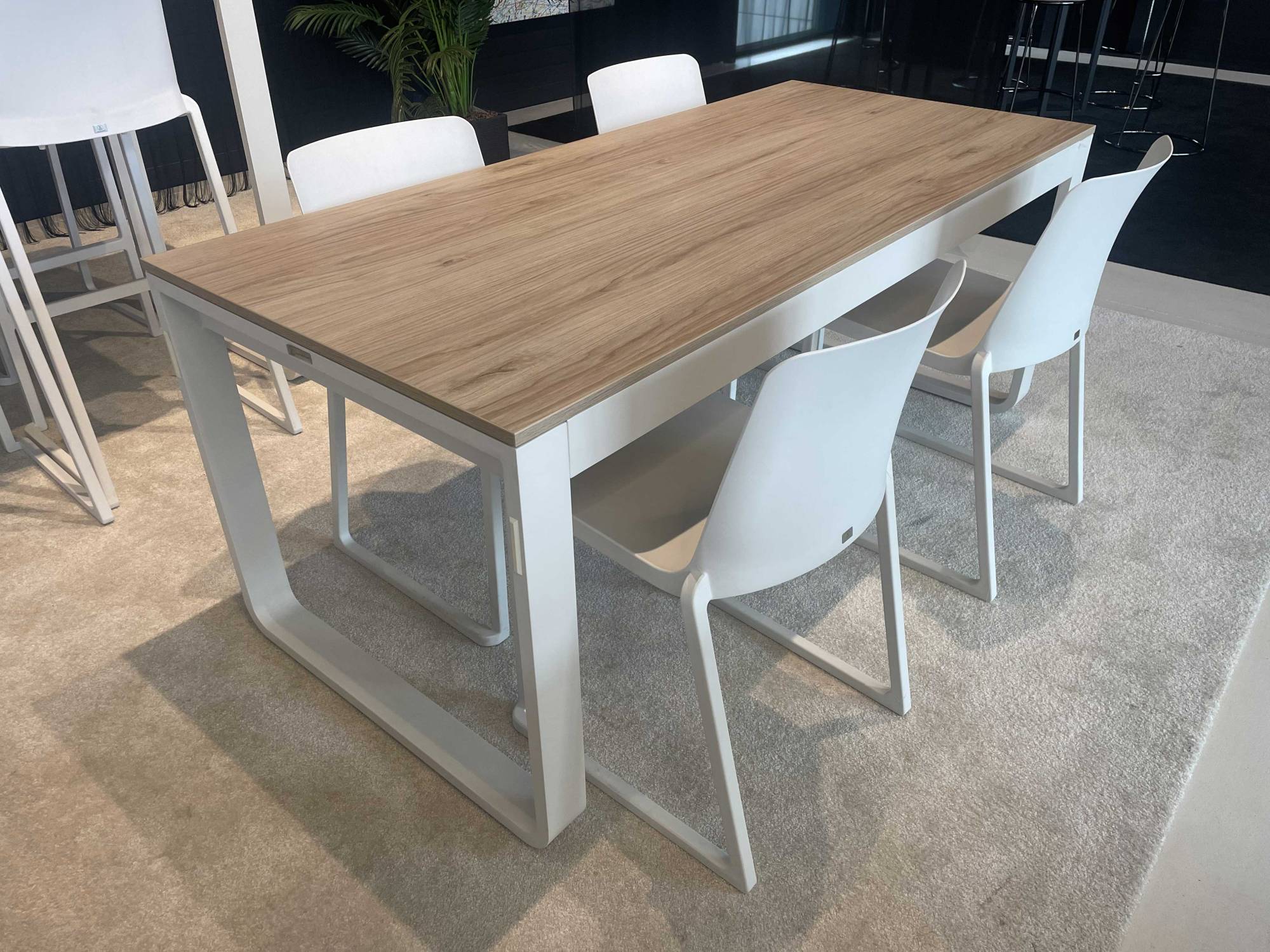 Louer Table à manger blanche pour réunion d'entreprise à Paris 75